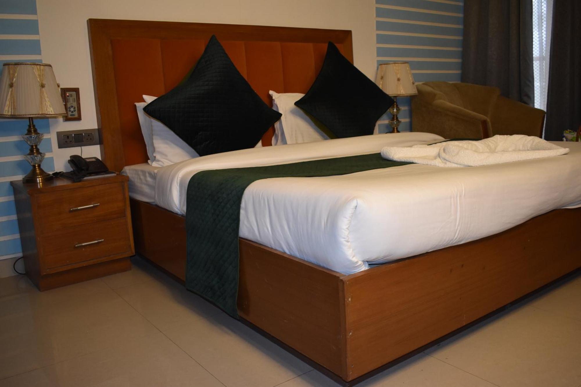 Hotel Padmini Palace Rāni Pokhri Buitenkant foto