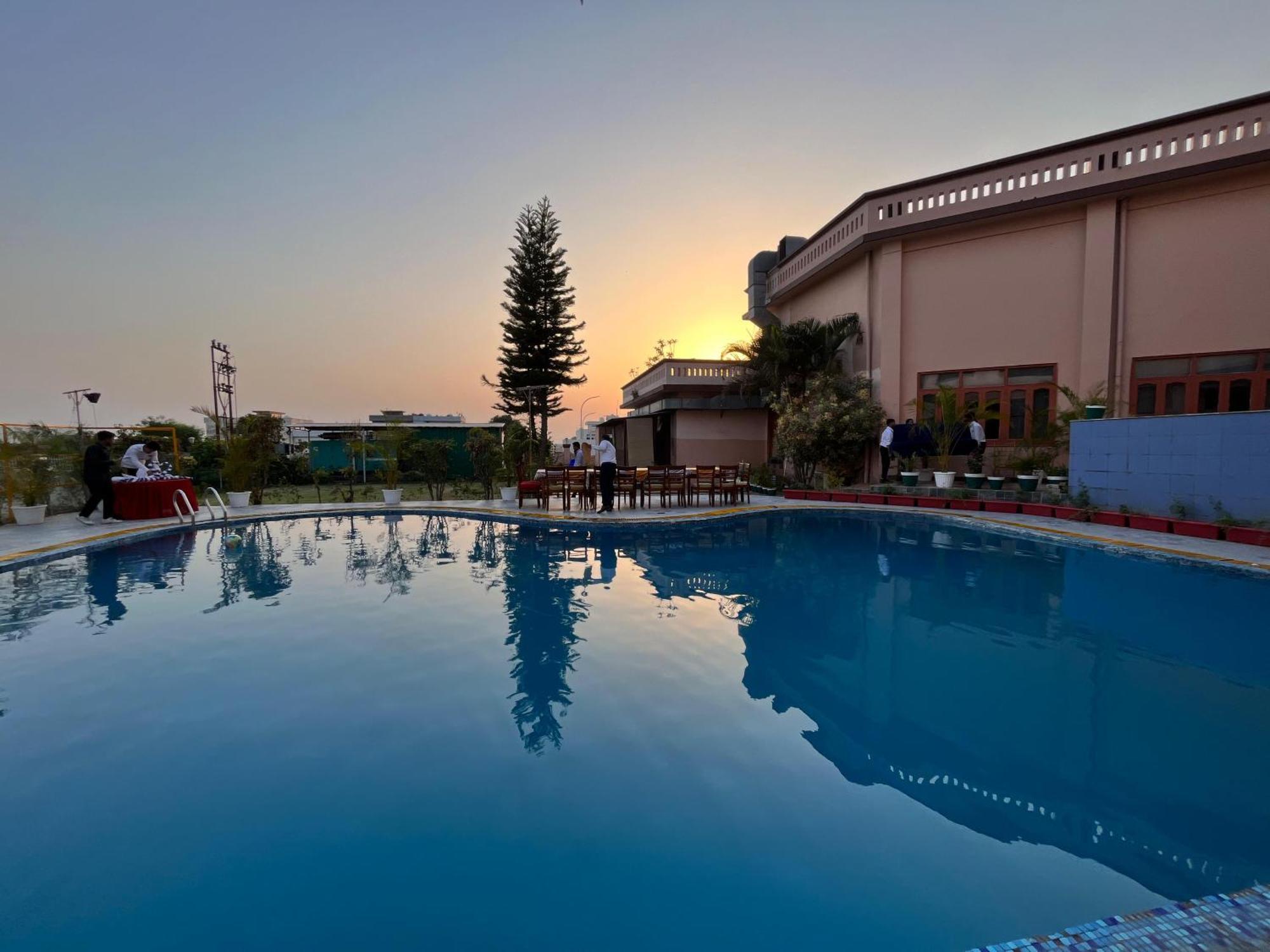Hotel Padmini Palace Rāni Pokhri Buitenkant foto